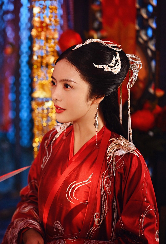 2021古装剧「红衣美人」8：蔡文静 饰演《玲珑》银妆